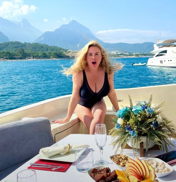 Главное за выходные: Семенович загорает на яхте, Толкалина поздравила дочь, а Бородина гуляет в Турции