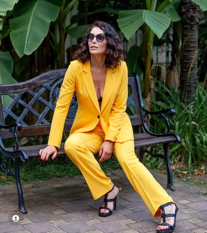 Брючные - нескучные: выбираем деловой костюм, как у Волковой, Долиной, Кудрявцевой, Жасмин и других звезд