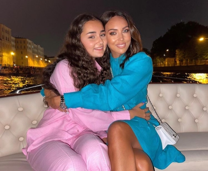 Алсу поздравила дочь с 16-летием, Летучая вышла на костылях, Гордон показала грудь: фотообзор недели