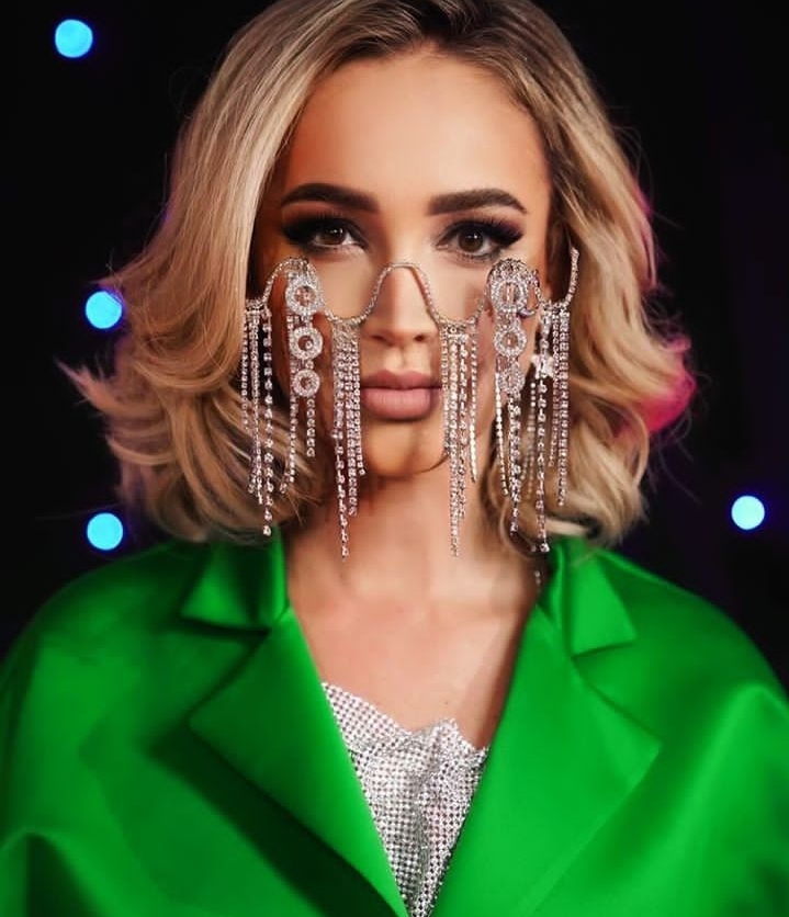 Украшения из тараканов и «пальцев бывшего»: Бузова, Водонаева и другие звезды поддержали тренд на трэш