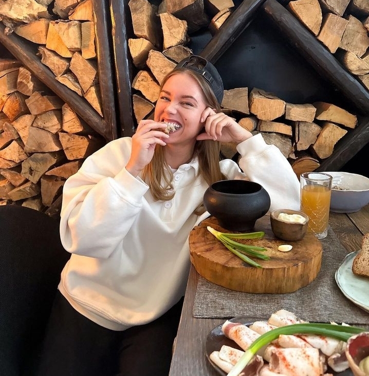 Асмус стала копией Харламова, Винокур отметил юбилей, Бузова показала фигуру в бане: фотофакты недели