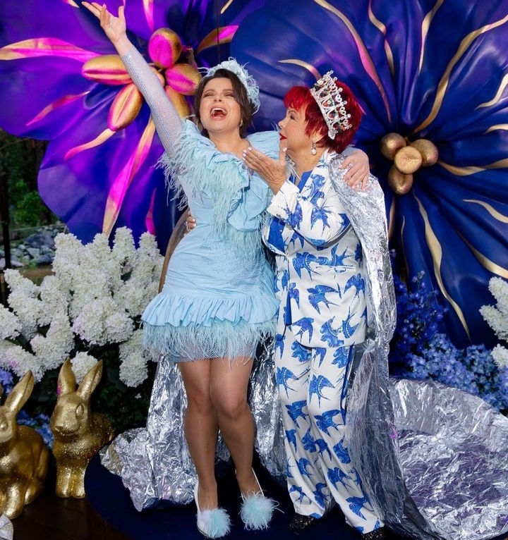 Ургант объяснил, куда уехал из Москвы, а Королева показала прилетевшую из Америки маму: фотообзор недели