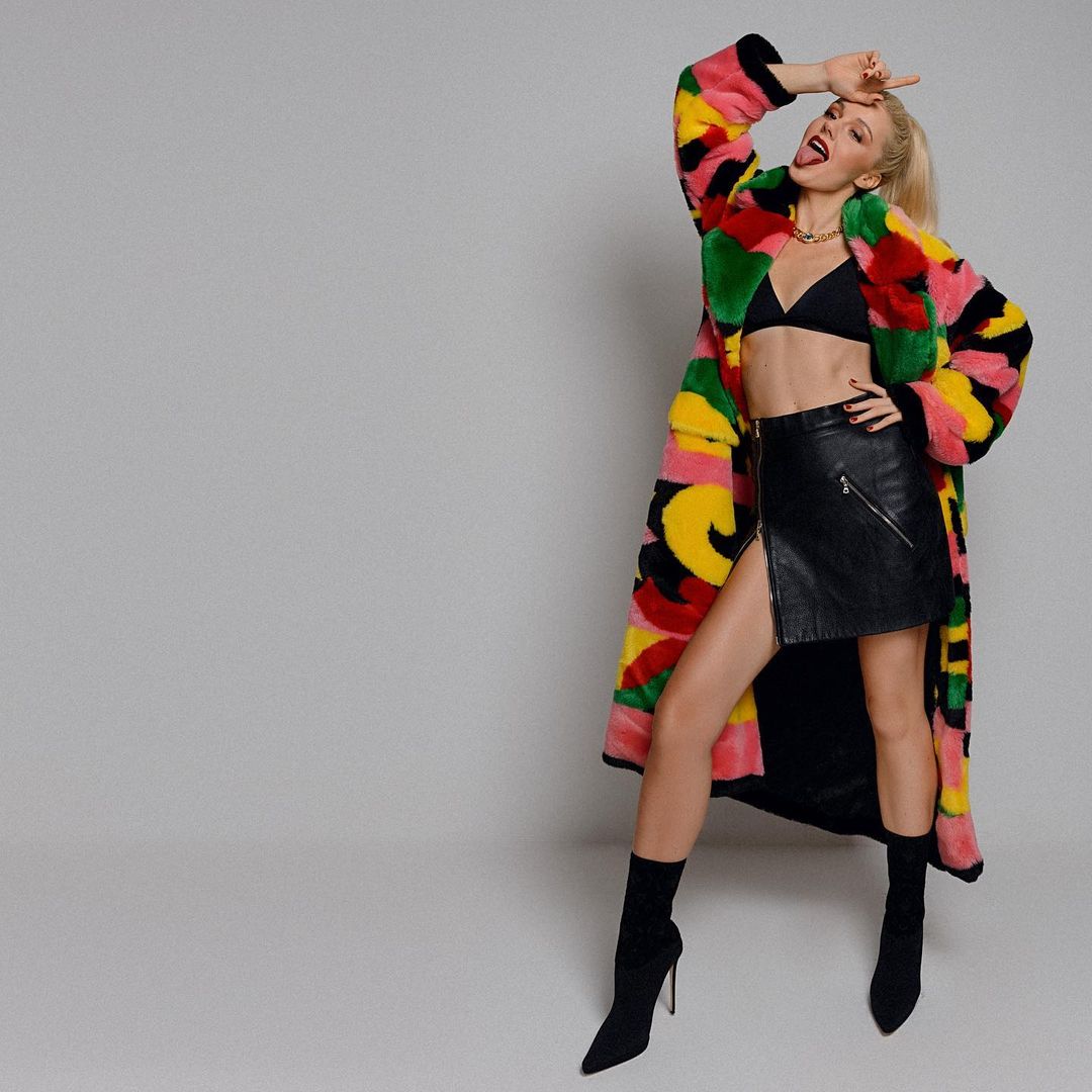 Миксуем модные кожаные детали в образе как Караулова, Валерия, Лорак и другие звезды