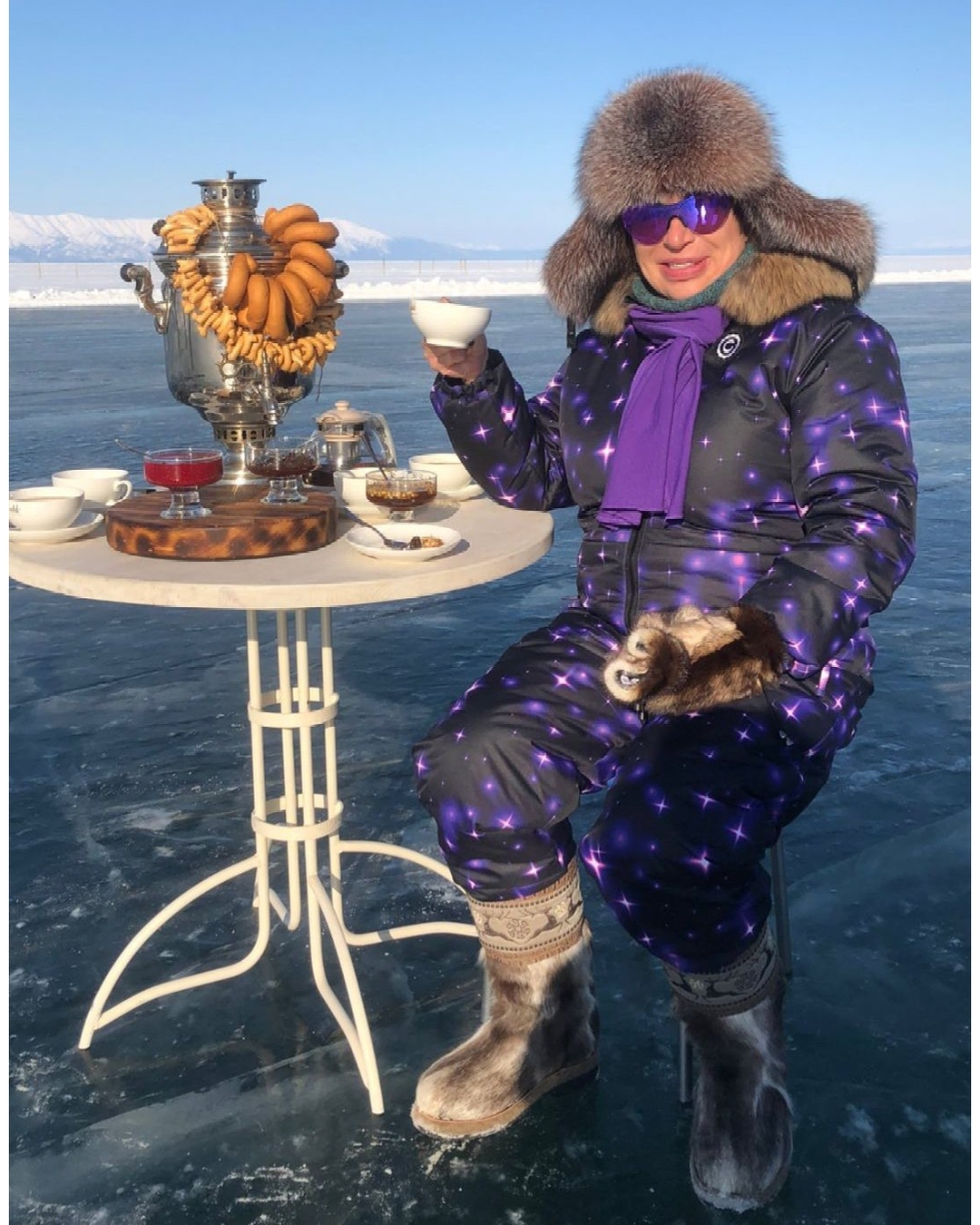 Мама Тимати на Байкале, Диброва в Суздале, Киркоров у Бледанс: главное за выходные