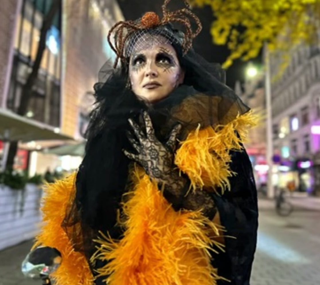 Жуть: как Нетребко, Рудова, Варнава, Гомес оделись в Хэллоуин