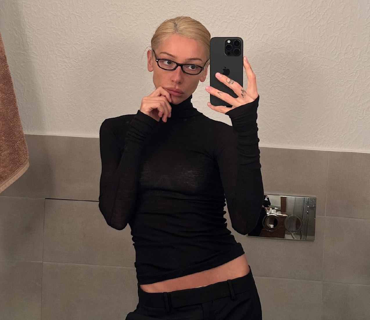 “Не бойтесь меняться”: Ивлеева в черной кофте обратилась к военнослужащим