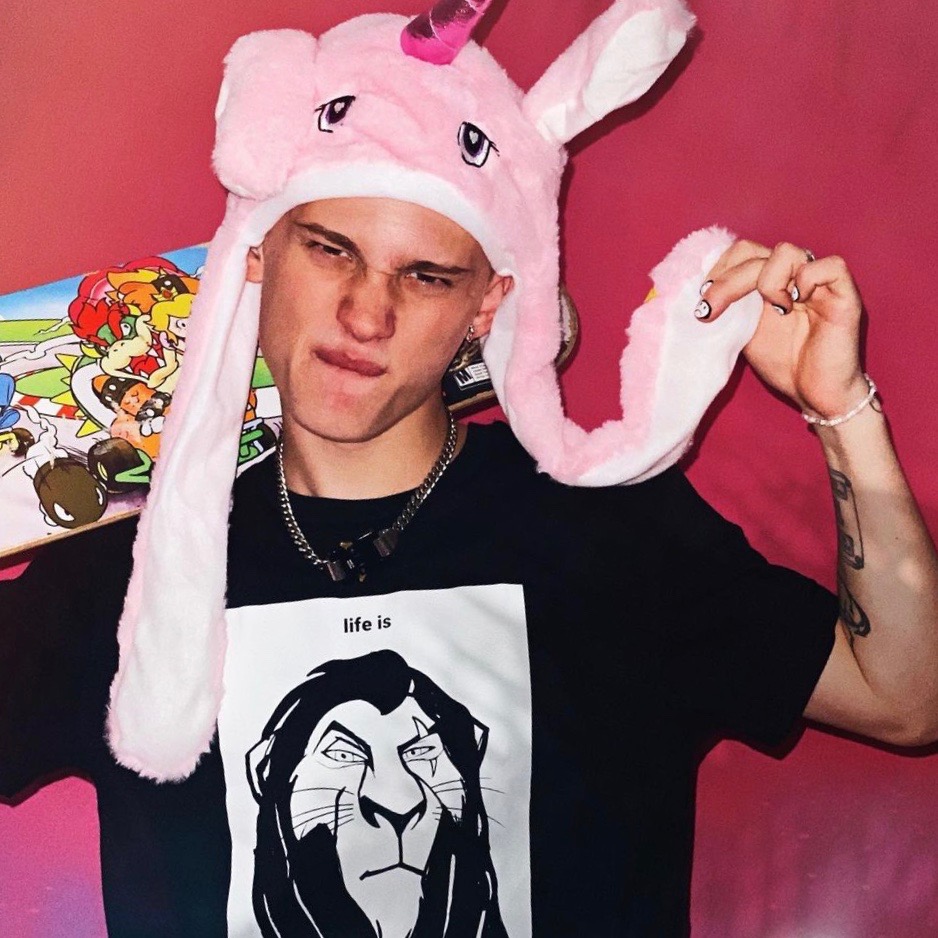 "Пупс, котеночек, заяц, бро": Бузова, Киркоров и другие поздравили Милохина