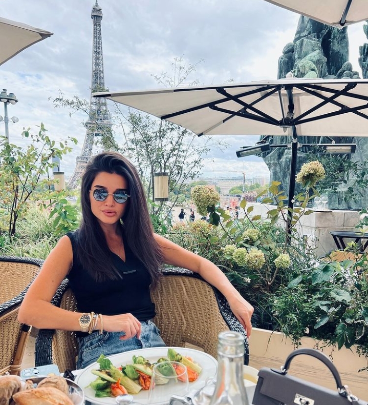 Экс-супруг Варнавы бомжует в Нью-Йорке, Бородина разделась в Париже, Навка вышла на вернисаж: фотофакты недели