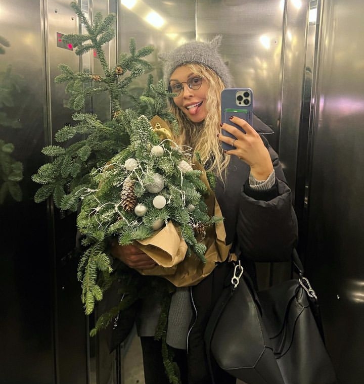 Елки #1: у Бузовой впервые, у Бородиной триколор. Как знаменитости готовятся к Новому году