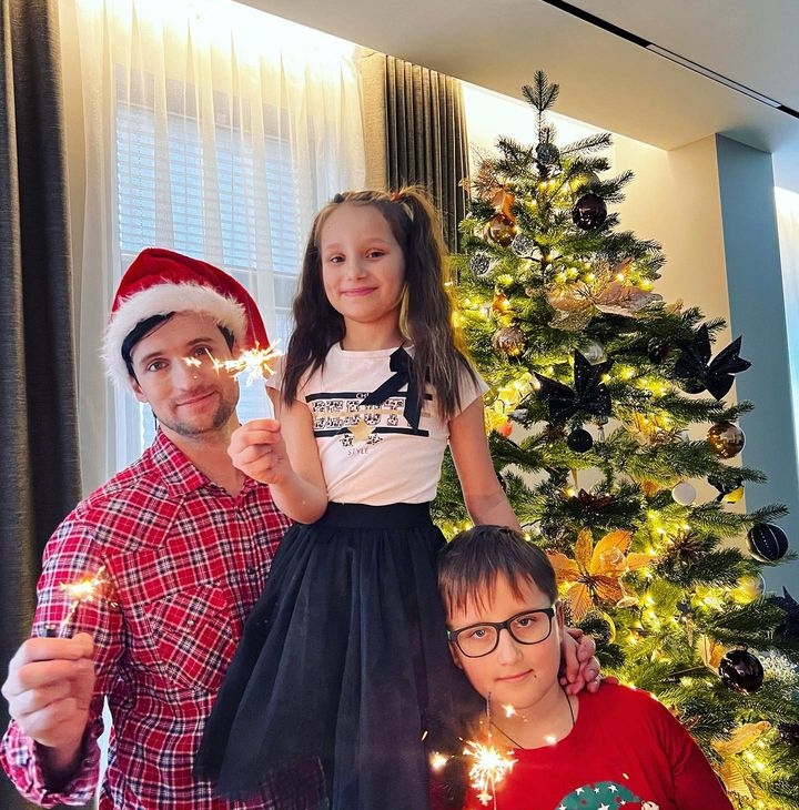 Шестеренки, черные банты и живой кролик: как выглядят елки у Колдуна, Манучарова, Лазарева, Зары и других звезд